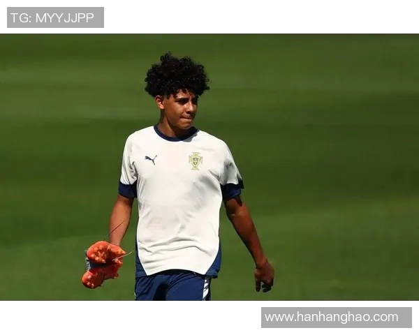 足球明星因伤瘸腿走路展现坚韧精神引发球迷热议与感动